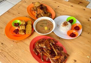 Gurihnya Juara! Ayam Kampung Goreng dan Bakar Legendaris ala ‘Borobudur’